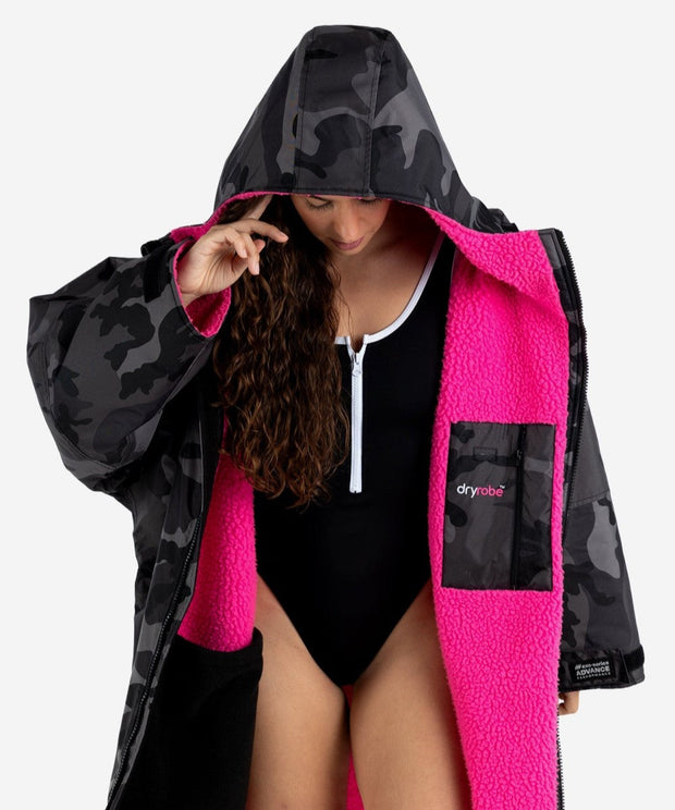 Dryrobe Advance Unisex Long Sleeve - Black Camo/Pink